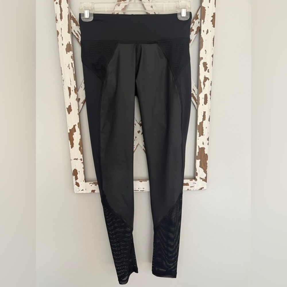 Chichi Active Leggings Black With Mesh And Sheen Detail Size XS Made In The USA‎